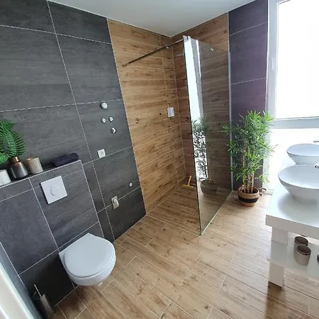 Grand Palace * Τρογκίρ